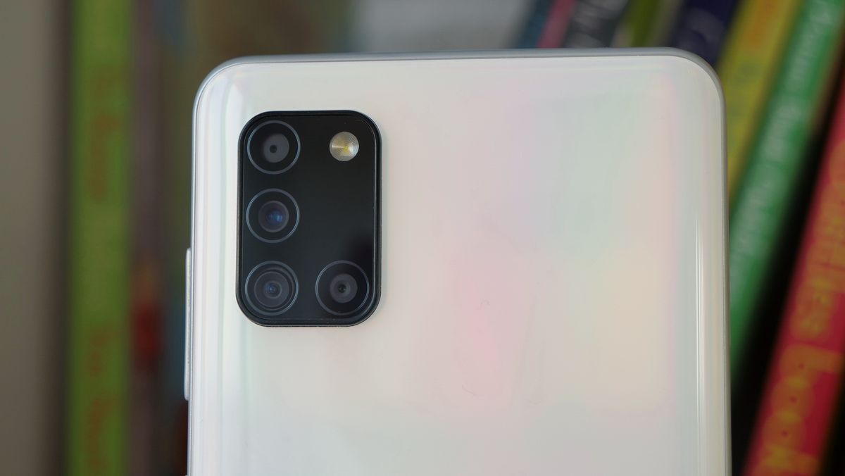 Hp Samsung 4 Jutaan Layar Super AMOLED Ini Masih Layak Dilirik