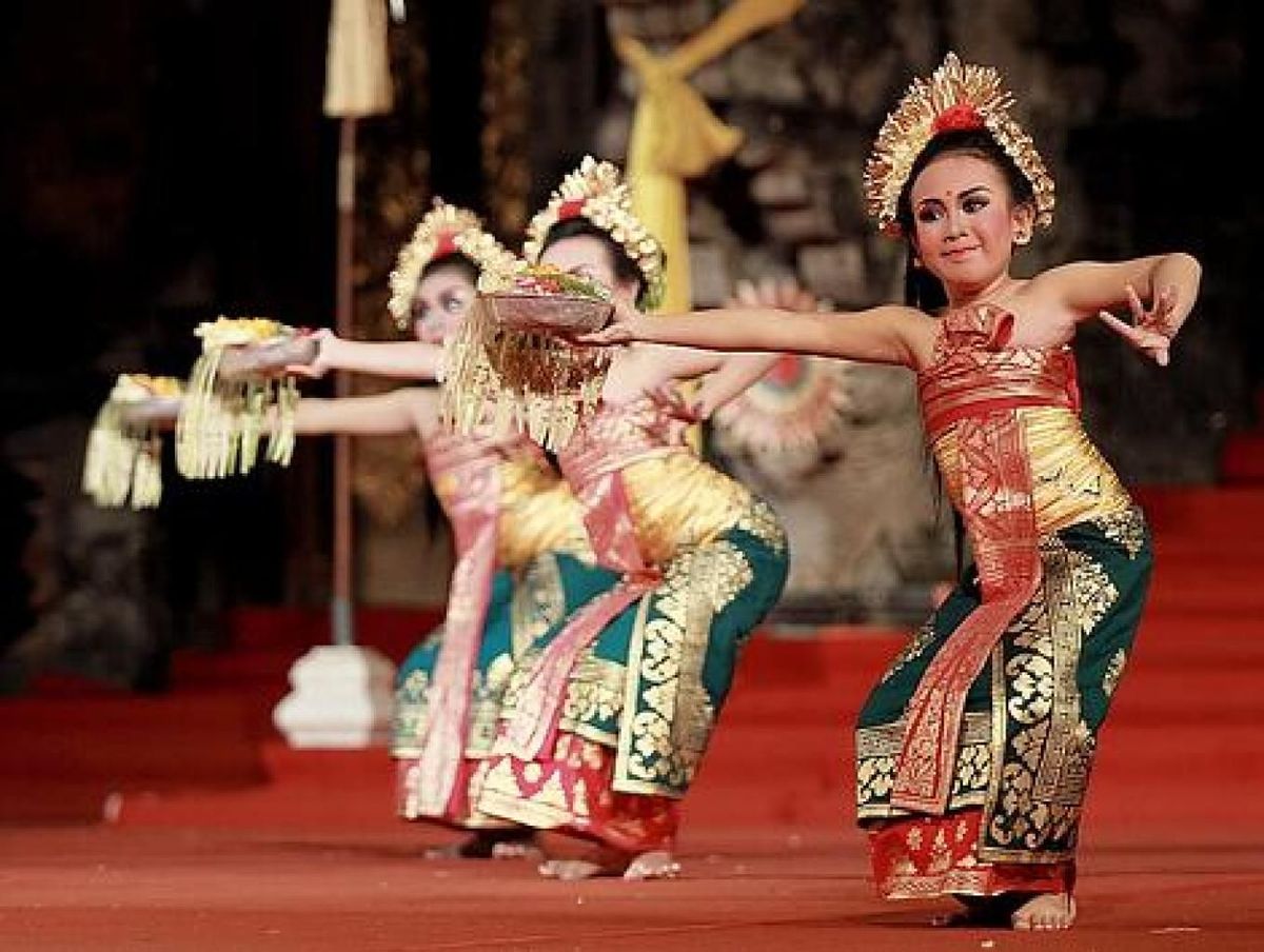 Mengapa Gerakan Penari Membentuk Bulatan Membuat Pola Lantai Harmonis