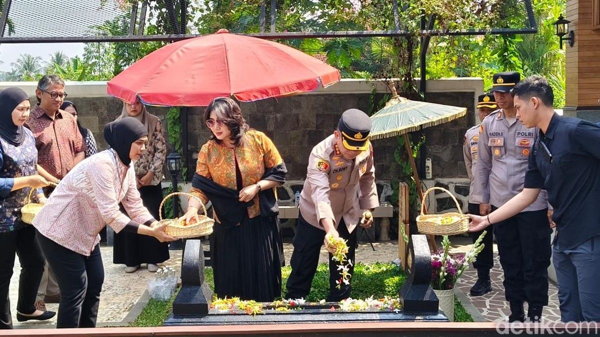 Kapolres Metro Depok Berziarah ke Makam Jenderal Hoegeng di Bogor