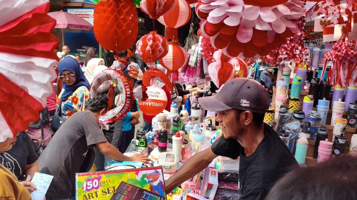 Warga Berburu Perlengkapan dan Hadiah Lomba HUT ke-81 RI di Pasar Jatinegara