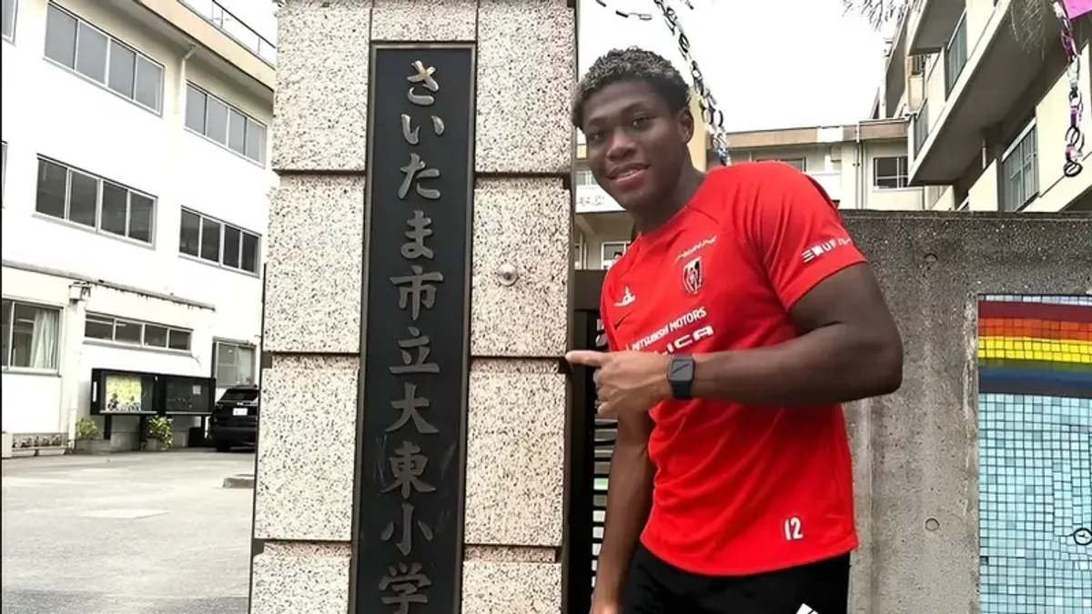 PSG Mulai Negosiasi Transfer Kiper Zion Suzuki dari Parma
