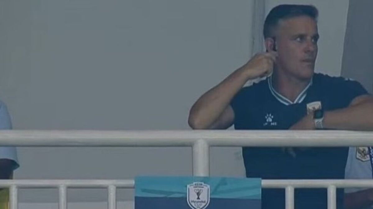 John Herdman Pantau Laga Timnas Indonesia dari Tribun Stadion Pakansari