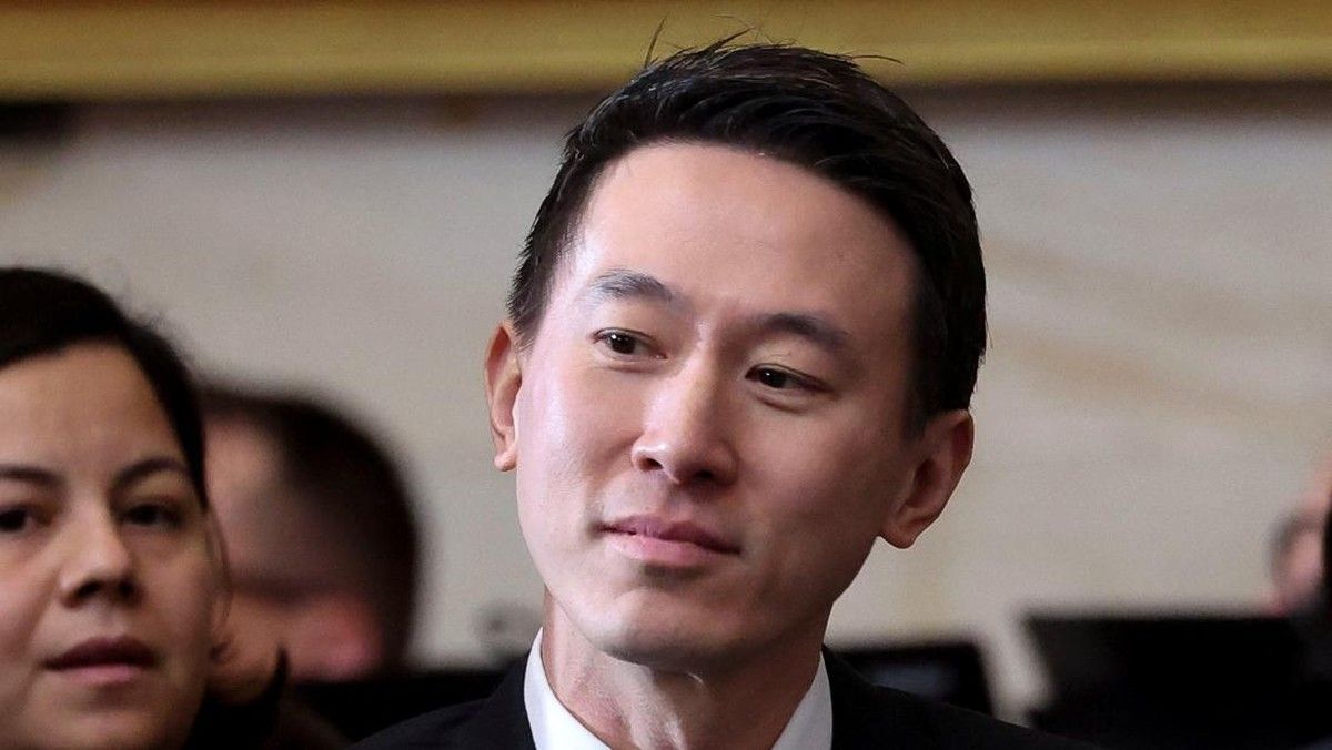 CEO TikTok Chew Shou Zi Tegaskan Pendidikan Buka Wawasan Global Lulusan NTU
