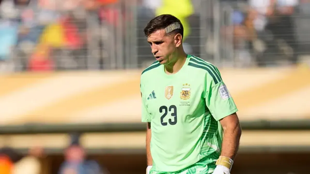 Juventus Kejar Emiliano Martinez untuk Kiper Baru Musim Panas Ini