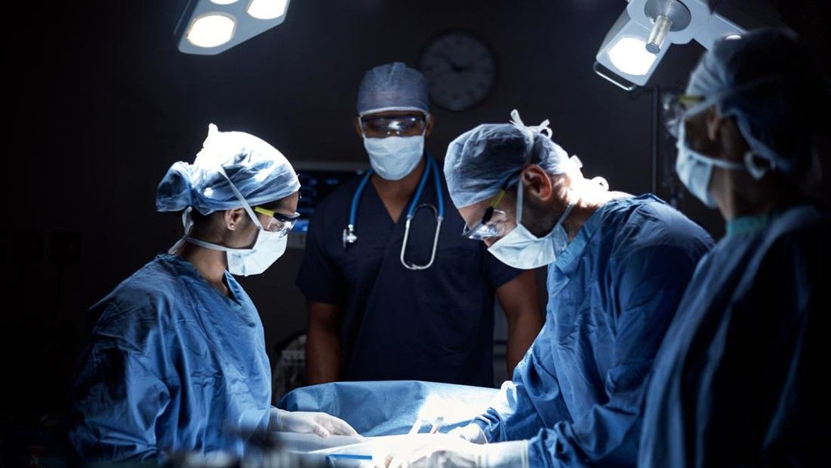 Dokter Bedah Dicabut Izin Setelah Salah Sambung Organ Pasien di Inggris