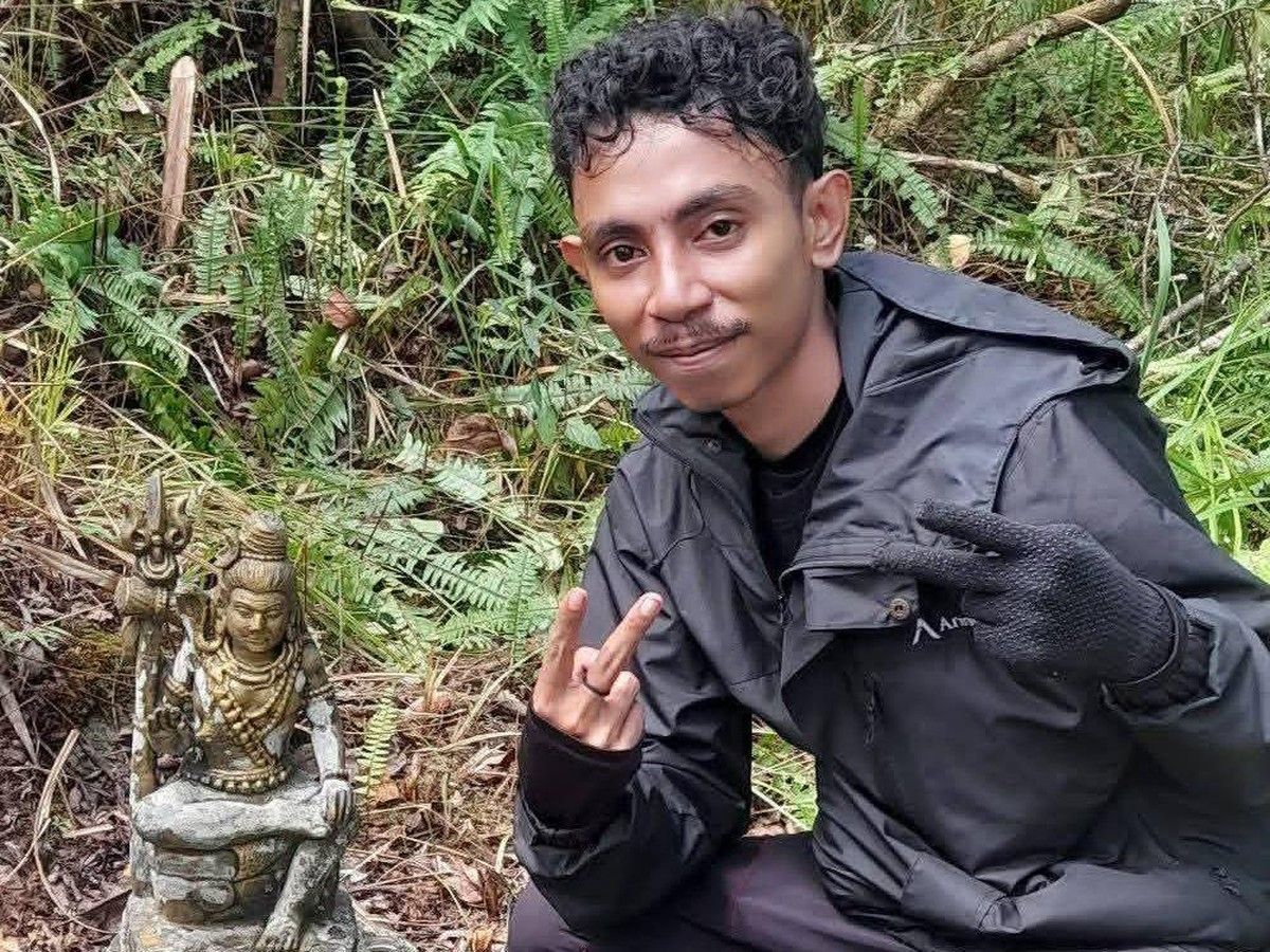 Pendaki Temukan Patung Mirip Arca Dewa Hindu di Puncak Gunung Ile Mandiri