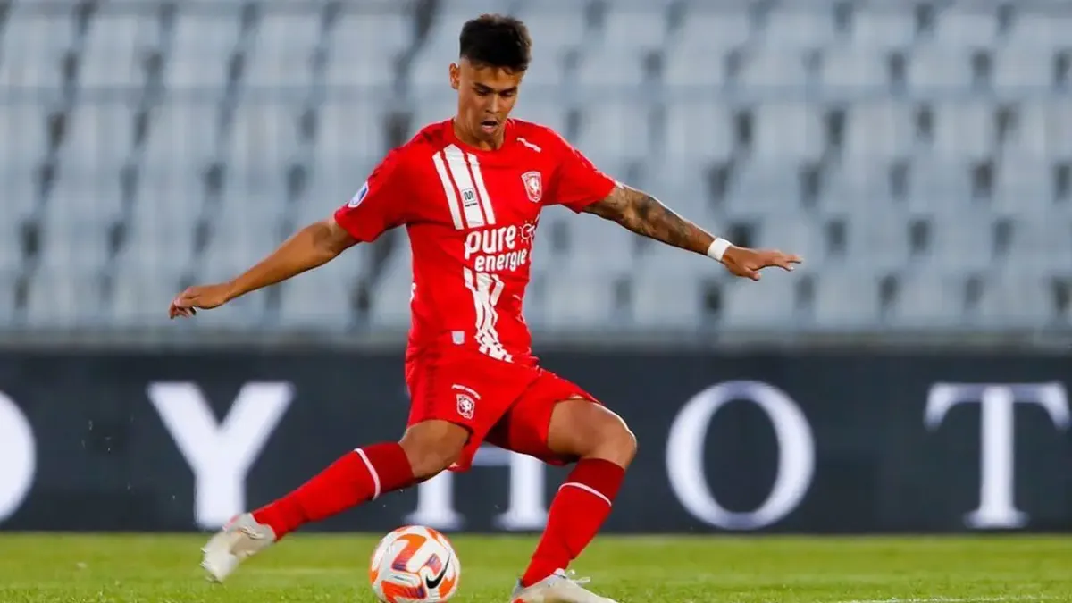 Mees Hilgers Kembali Bergabung dengan FC Twente Setelah Kontrak Otomatis Diperpanjang