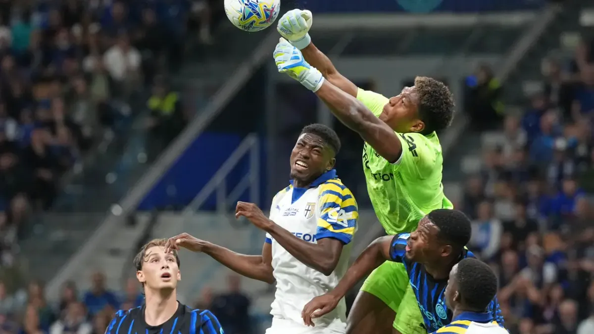 PSG dan Juventus Bersaing Rekrut Kiper Zion Suzuki dari Parma