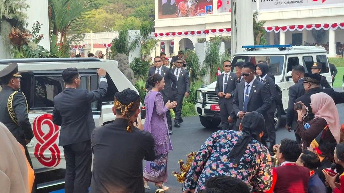Wapres Gibran Hadiri Upacara Penurunan Bendera HUT ke-81 RI di Istana Merdeka