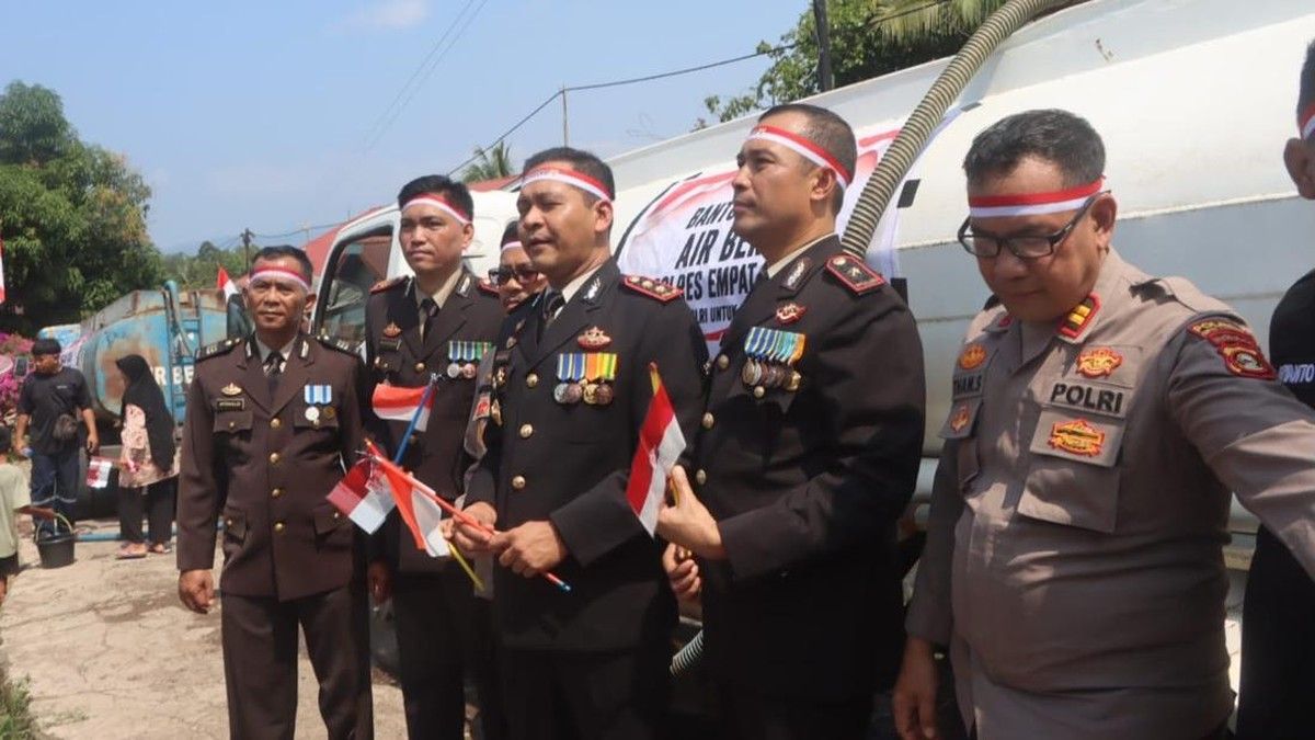 Polda Sumsel Salurkan Bantuan Air Bersih dan Sembako di Empat Lawang