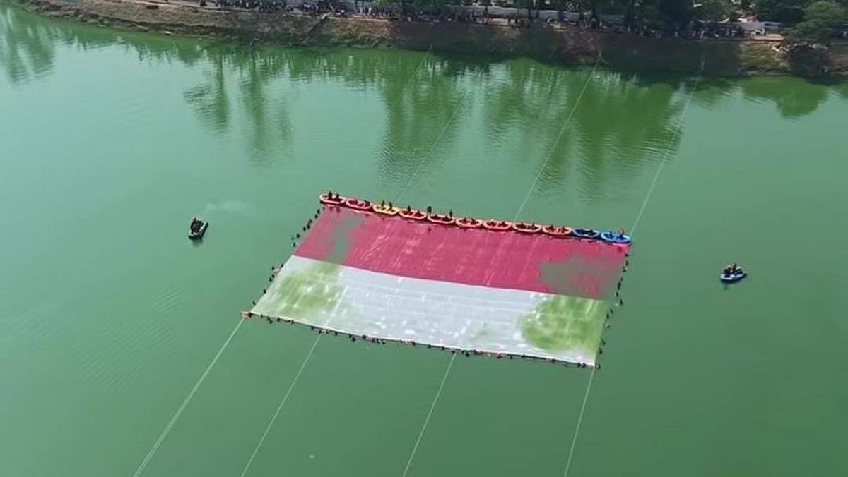 Upacara HUT RI ke-81 Kibarkan Bendera di Atas Air Situ Gintung