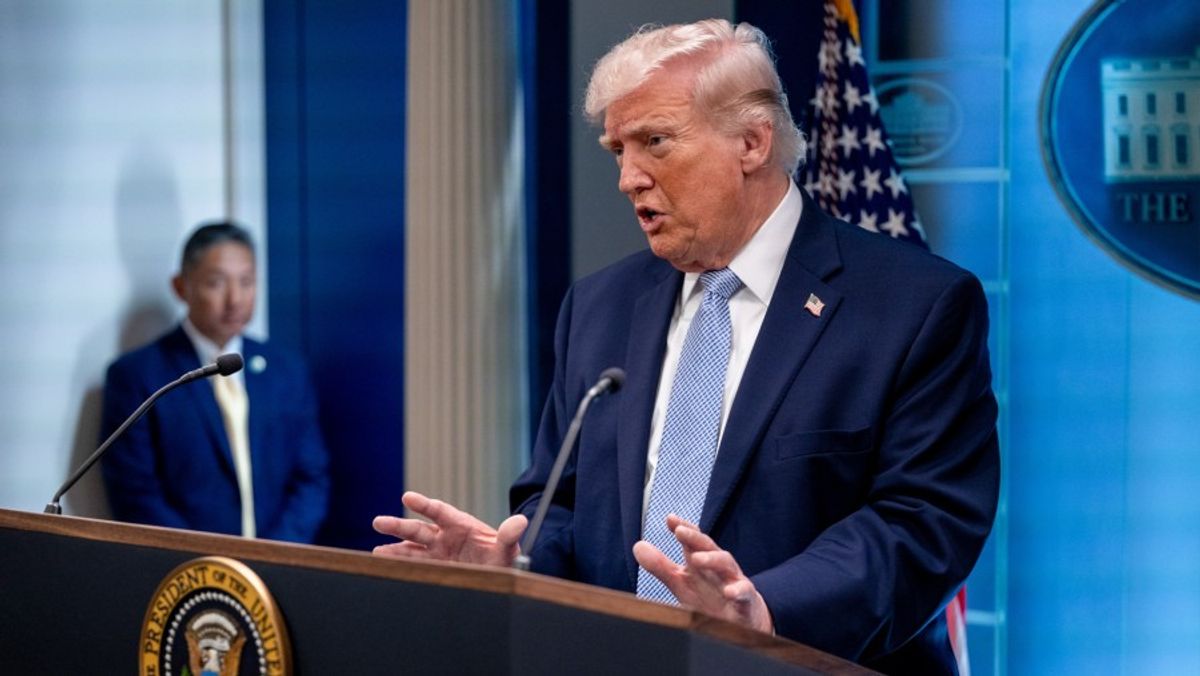 Donald Trump Mengancam Bombardir Oman Jika Menghalangi Perundingan dengan Iran