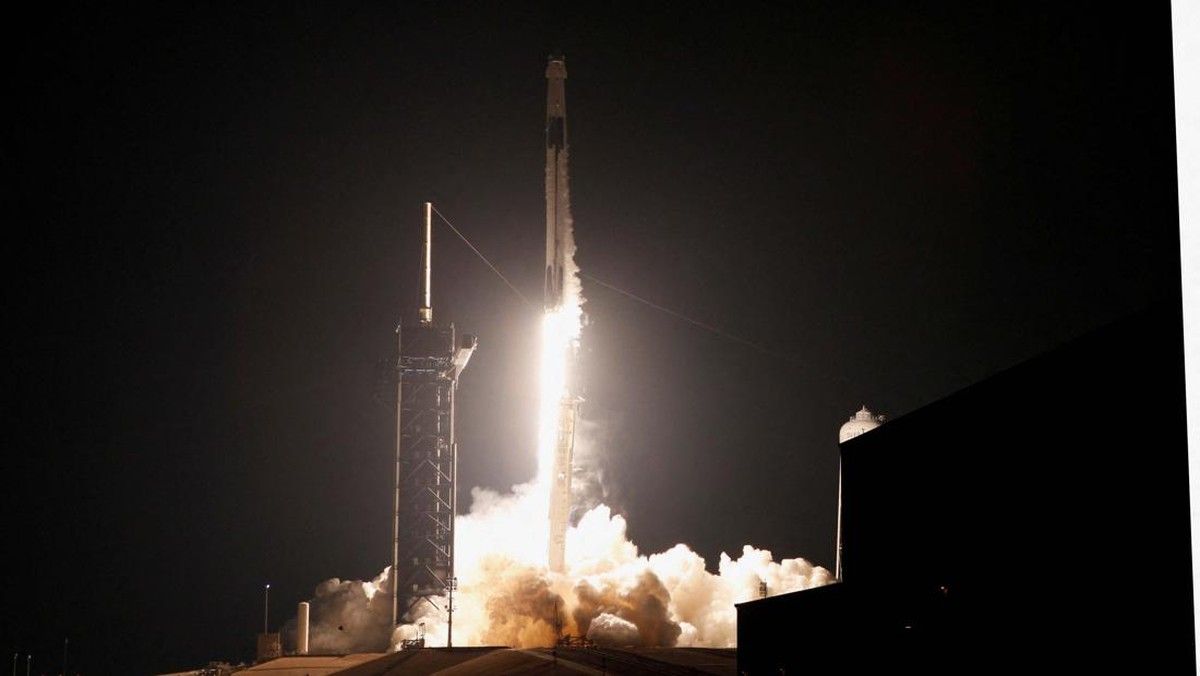 Tahap Roket Falcon 9 SpaceX Hantam Bulan di Kawah Einstein