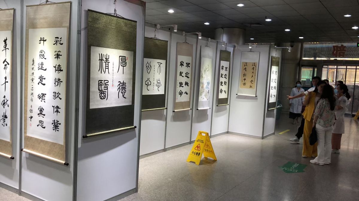 Tempat Menggantung Lukisan Saat Pameran Disebut Apa dan Cara Memilihnya