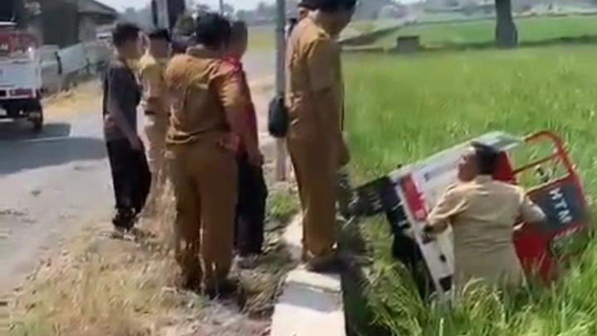 Motor Roda Tiga Perangkat Desa Tercebur ke Sawah di Klaten