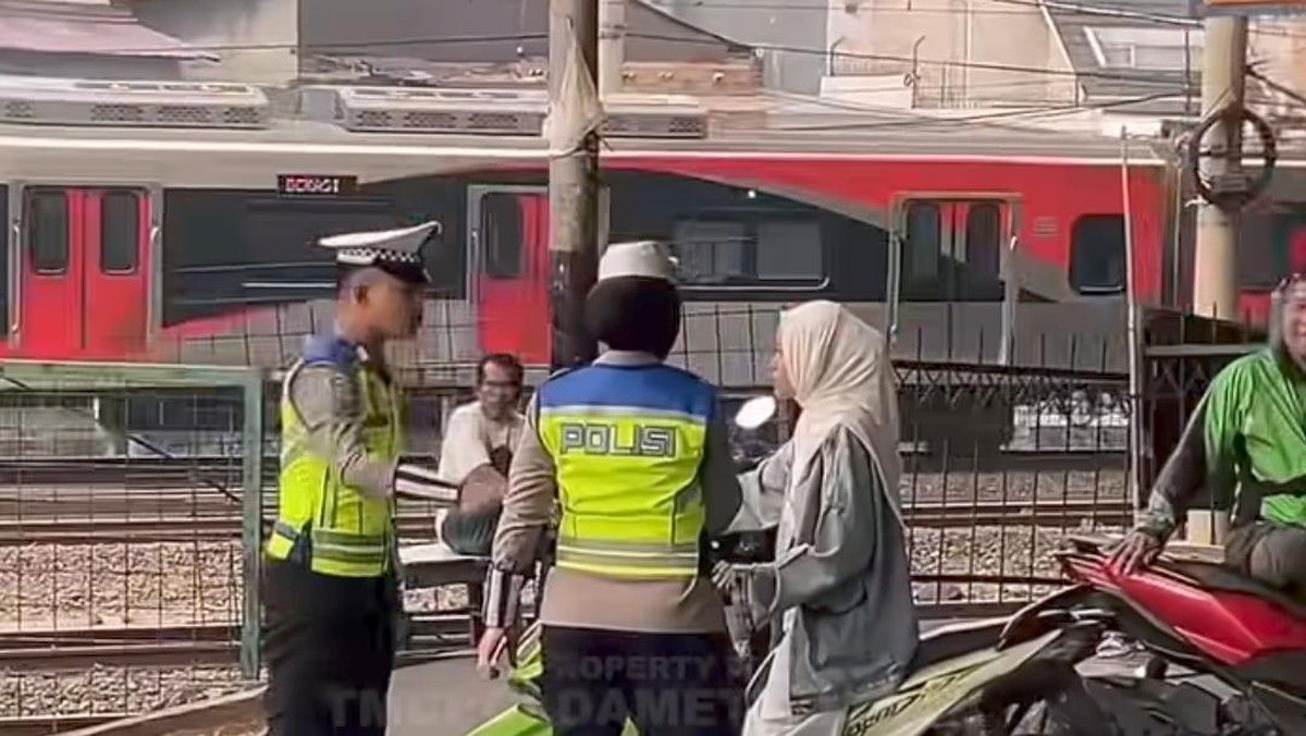 Polisi Tindak Pengendara Wanita Langgar Lalu Lintas di Jakarta Timur
