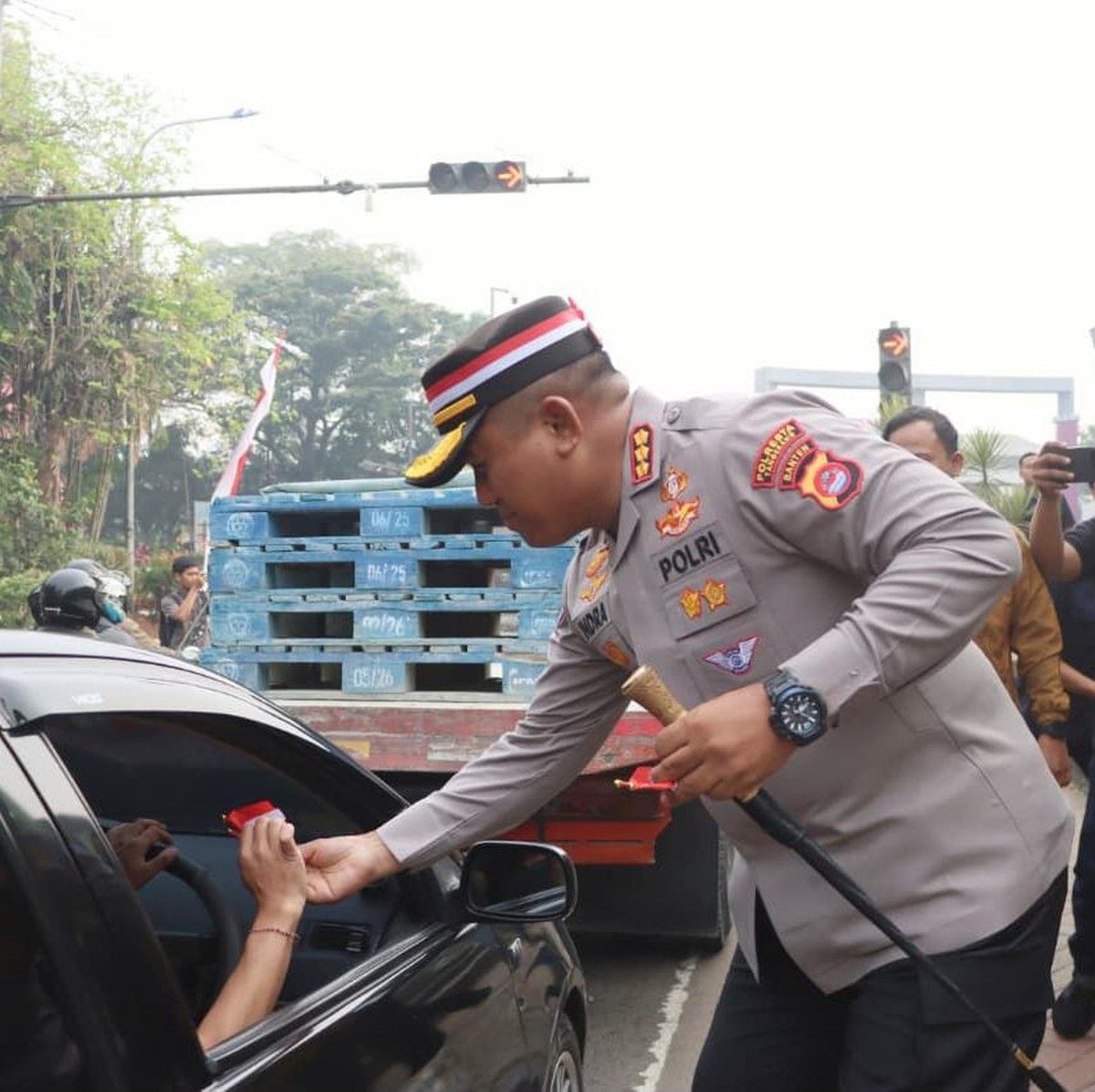 Polresta Tangerang Bagikan Bendera Merah Putih Sambut HUT RI ke-81