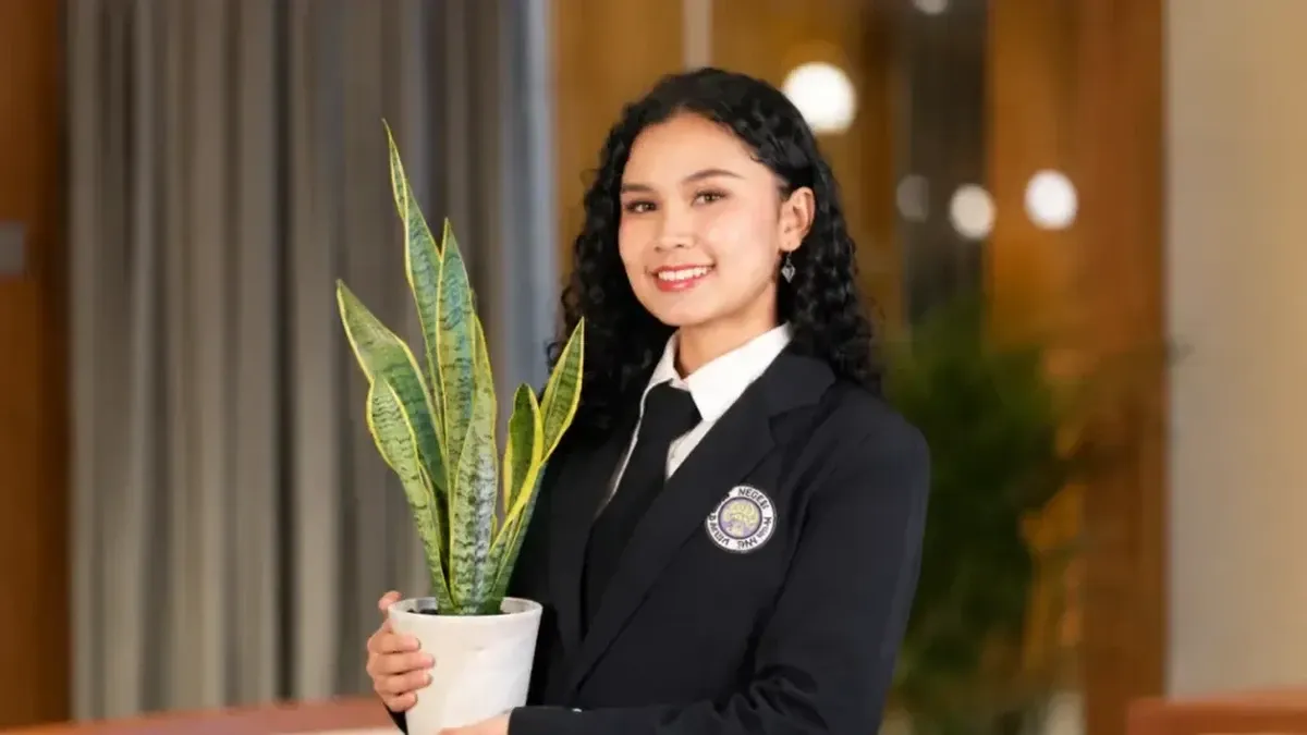 Universitas Negeri Malang Kampanye Penghijauan dengan Lidah Mertua di PPKMB 2026