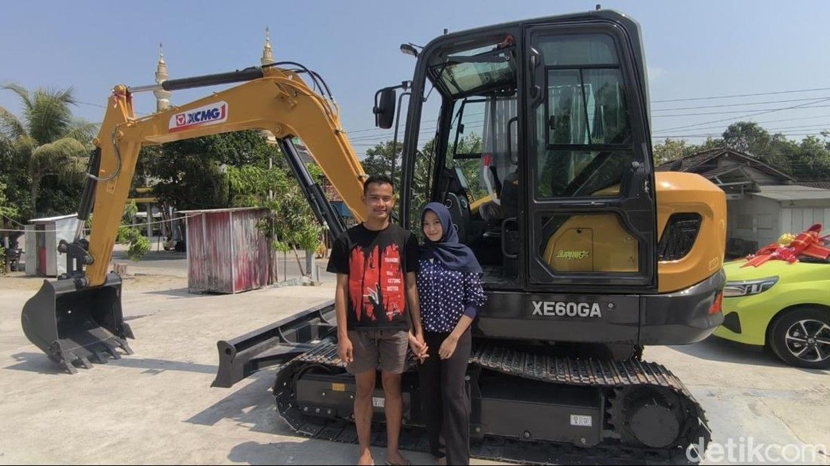 Pria di Grobogan Beri Mahar Ekskavator saat Menikah dengan Istri