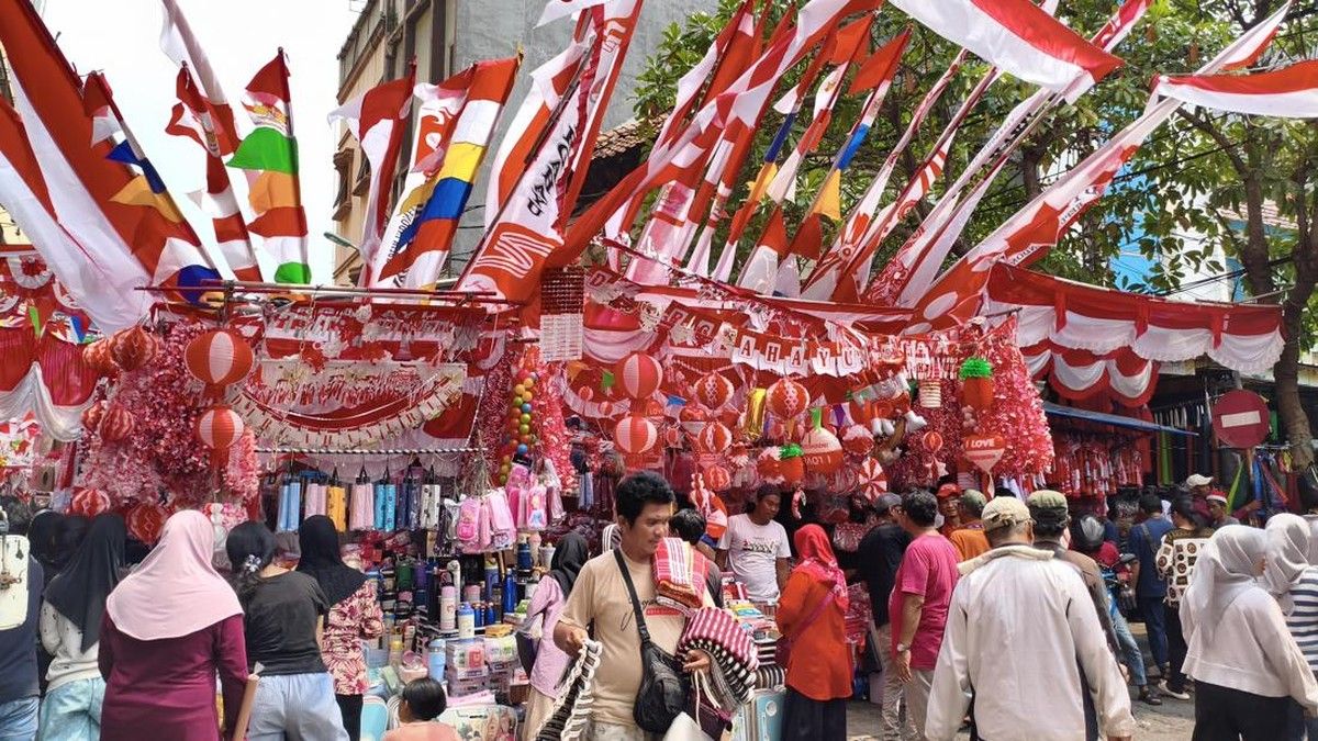 Pedagang Bendera di Pasar Jatinegara Keluhkan Sepinya Pembeli Jelang HUT RI Ke-81