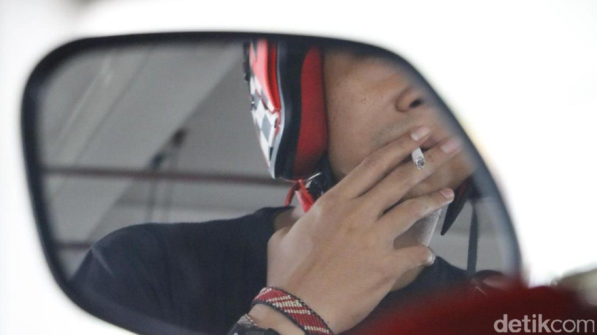 Pengendara Motor Dikhawatirkan Merokok di Jalan Raya