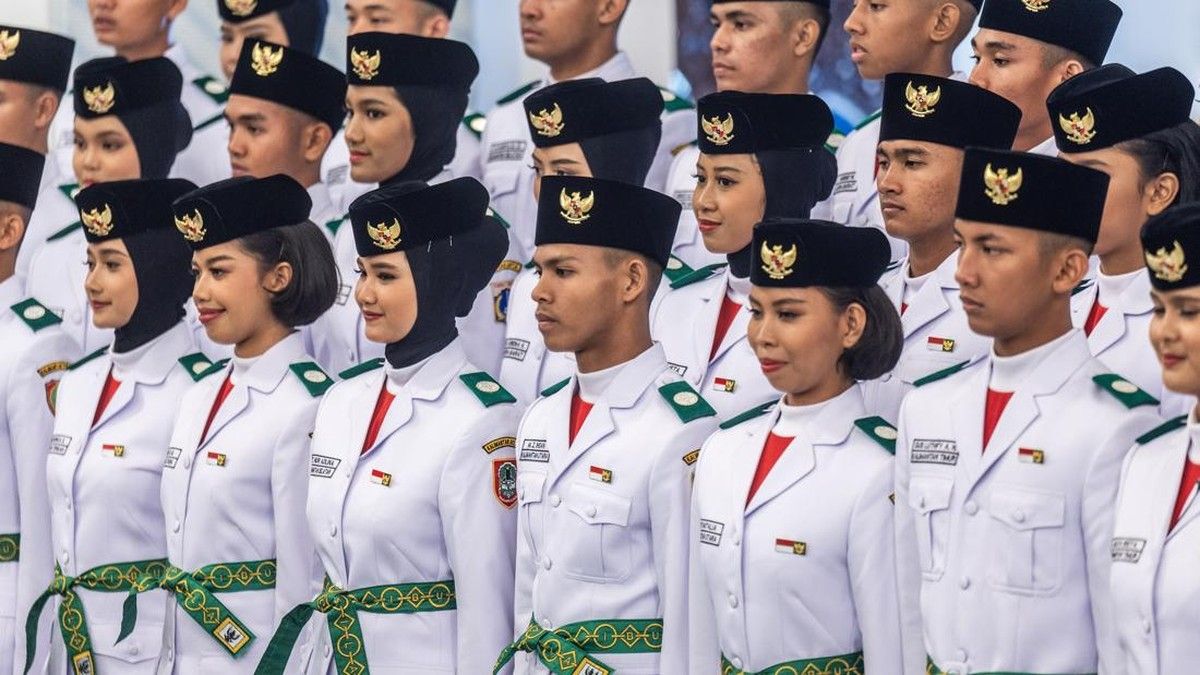 Tim Paskibraka Indonesia Adil Makmur Bertugas di Upacara Penurunan Bendera HUT ke-81 RI
