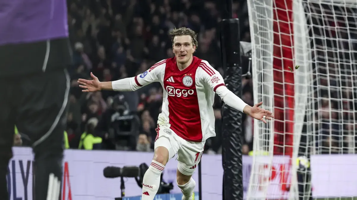 PSG Siapkan Negosiasi Transfer Mika Godts dari Ajax