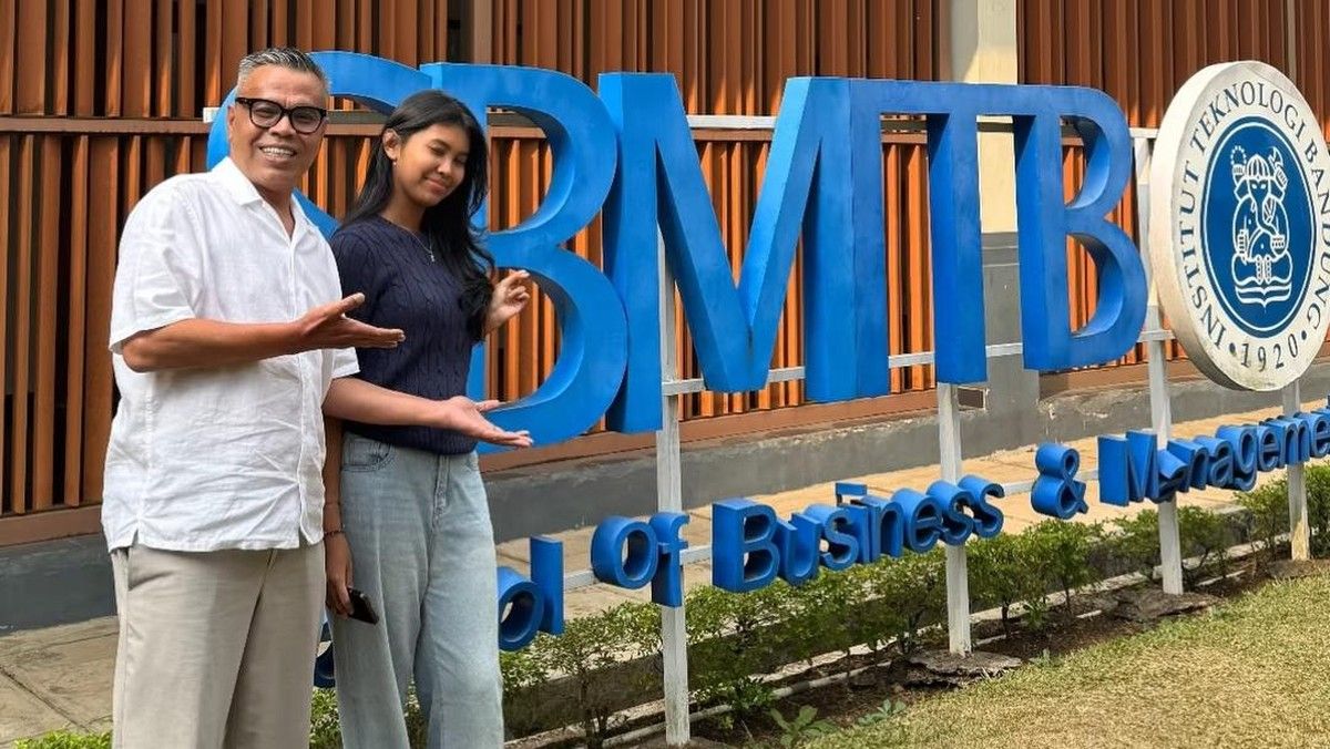 Abdel Achrian Bangga Putrinya Diterima di ITB Sekolah Bisnis dan Manajemen