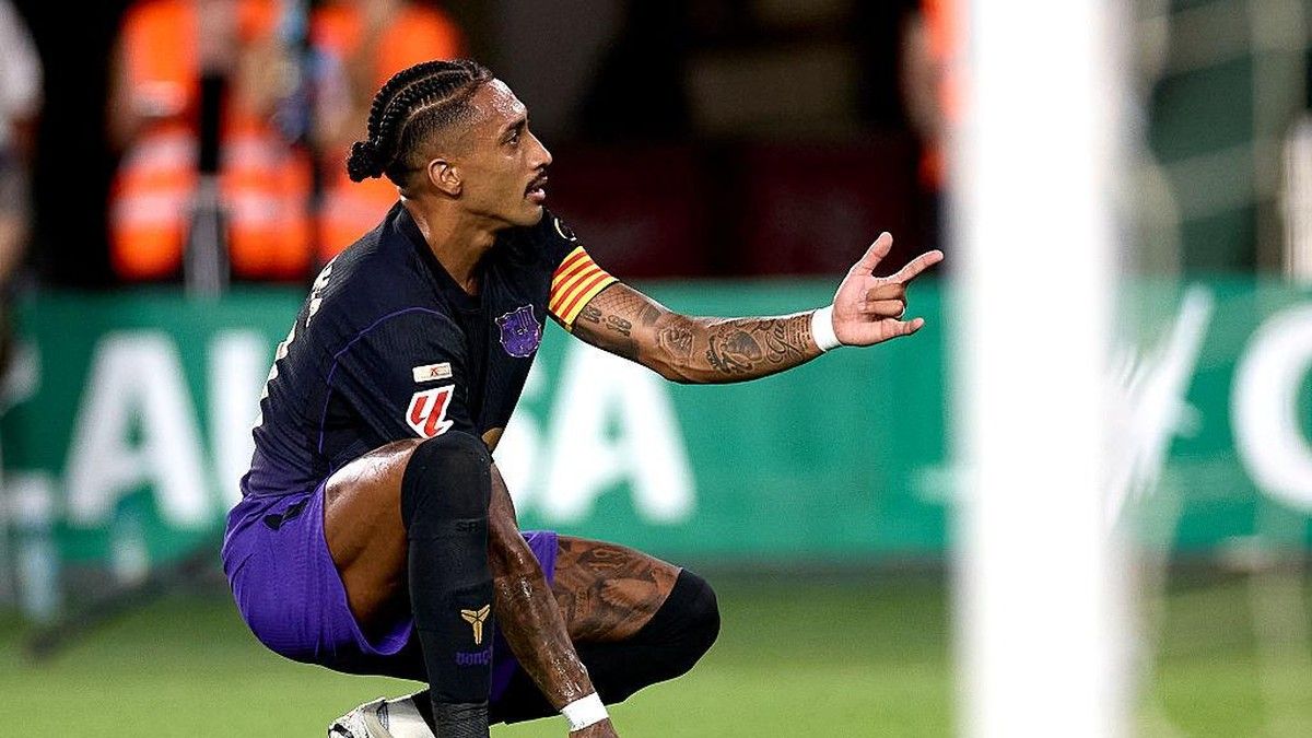 Raphinha Rayakan Gol ala Spider-man di Kemenangan Barcelona atas Elche
