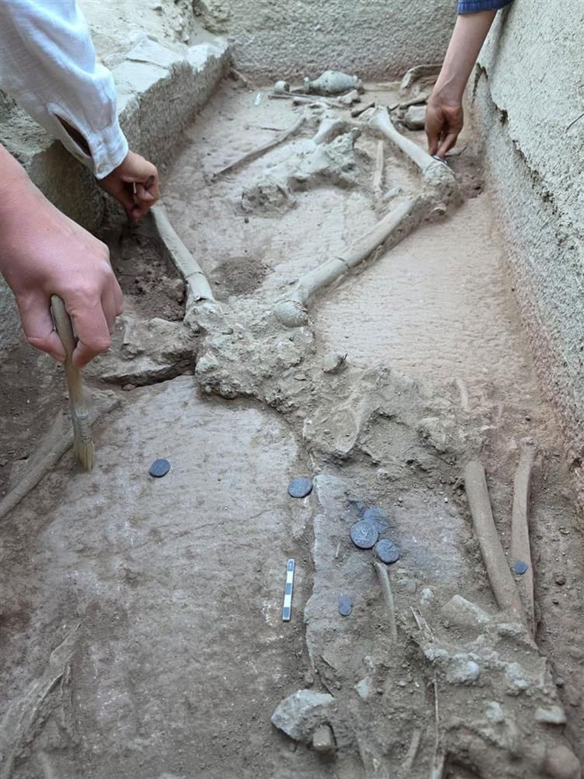 Arkeolog Temukan Makam Berusia 2.400 Tahun dengan Koin Pegulat di Aspendos Turki