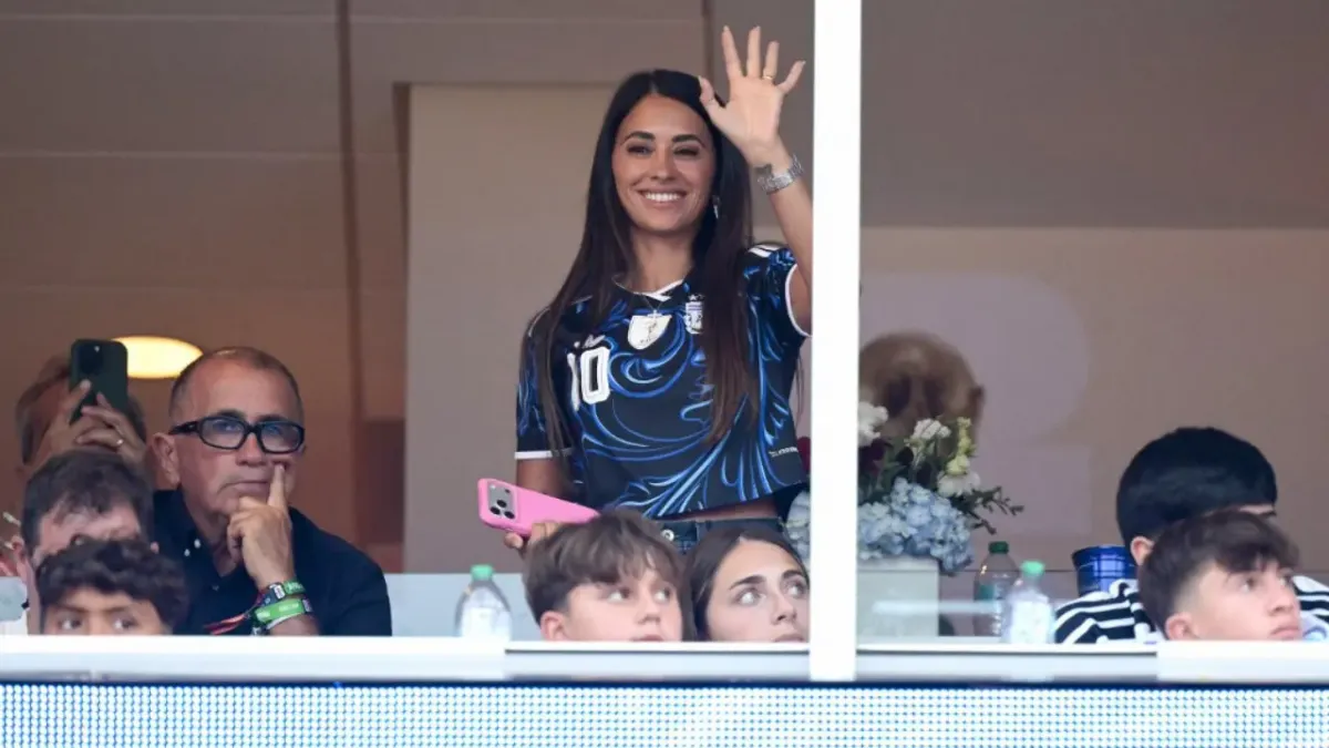 Antonela Roccuzzo Bagikan Momen Liburan Musim Panas dengan Dukungan Georgina Rodriguez