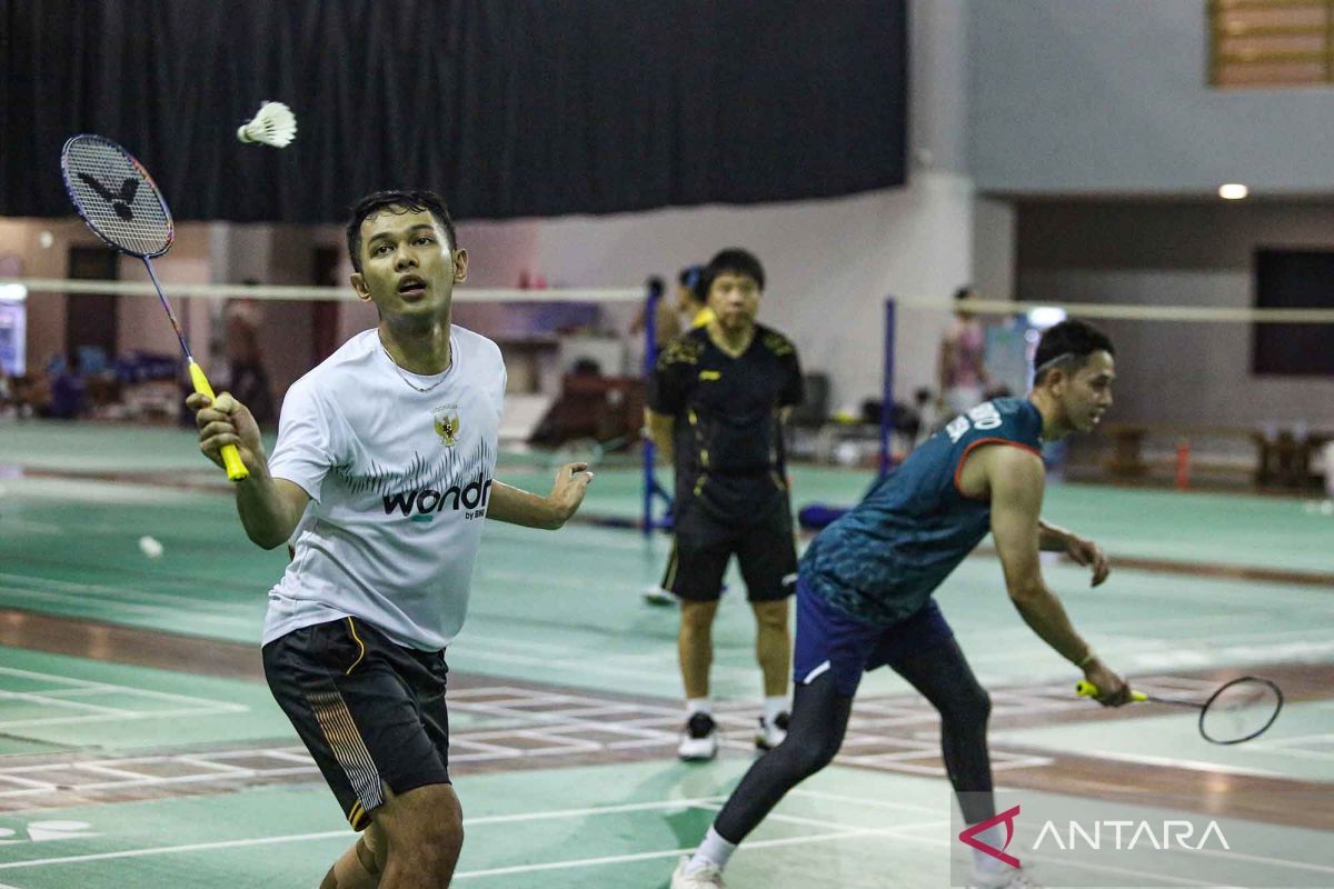 Pukulan Pembuka dalam Bulutangkis Disebut Servis, Ini Cara dan Jenisnya