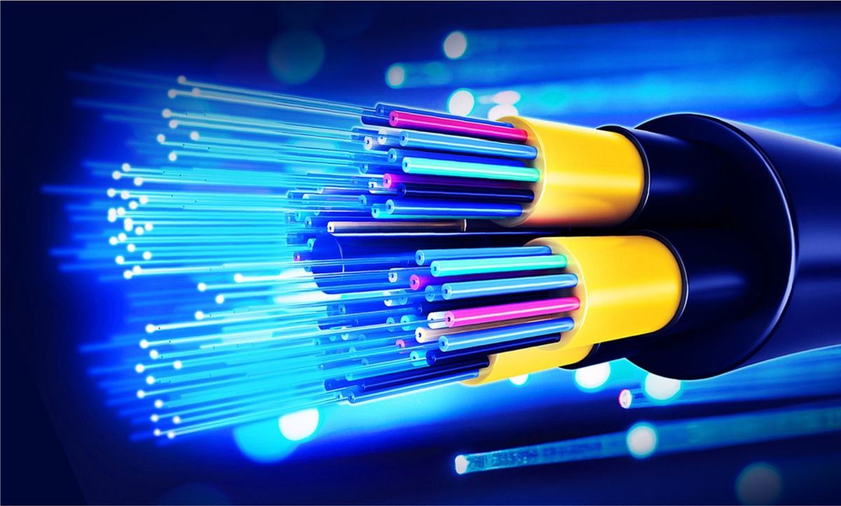 Menggali Fiber Optik Sebagai Jalur Utama Komunikasi Data 2026