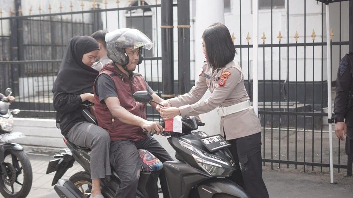 Pemkot dan Satlantas Bogor Bagikan Bendera Merah Putih Sambut HUT RI
