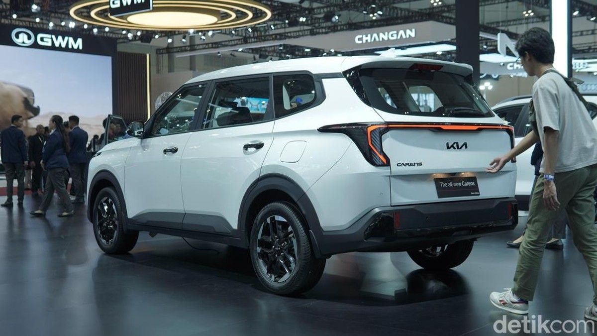 Kia Luncurkan Varian Manual MPV Carens di Indonesia