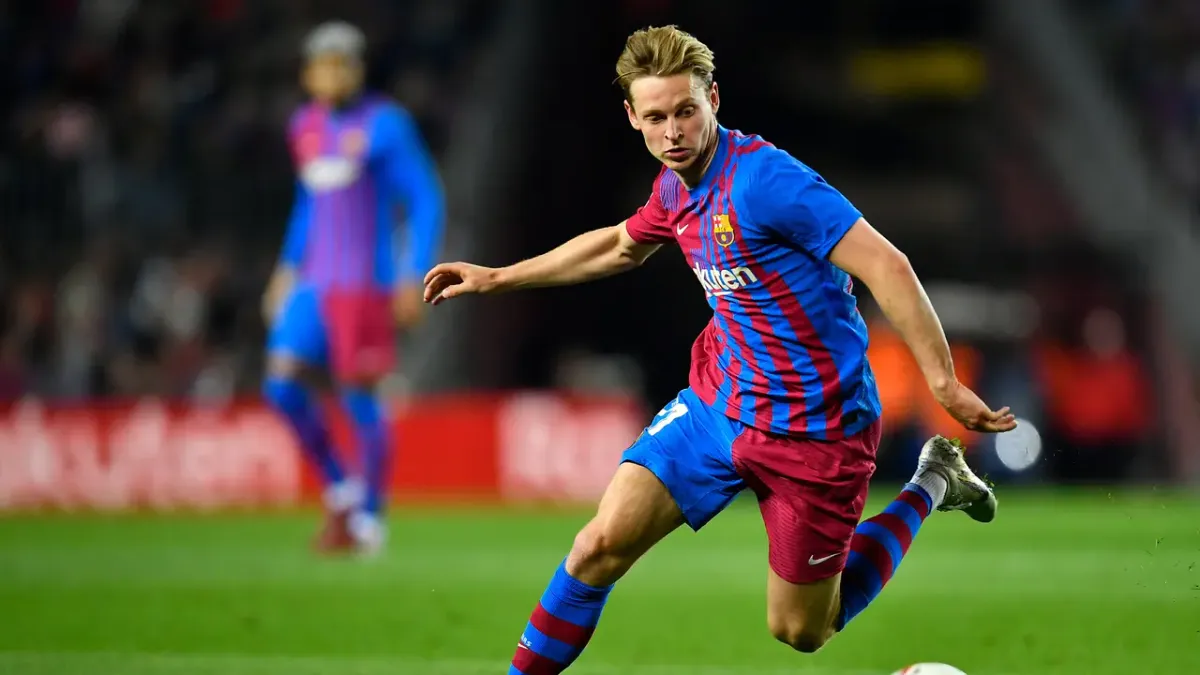 Frenkie de Jong Absen Awal Musim Barcelona Karena Cedera Lutut