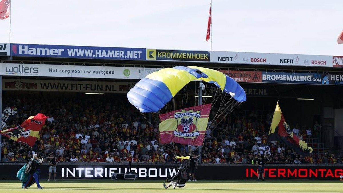 Penerjun Payung Gagal Mendarat dan Tabrak Papan Iklan di Pembukaan Liga Belanda