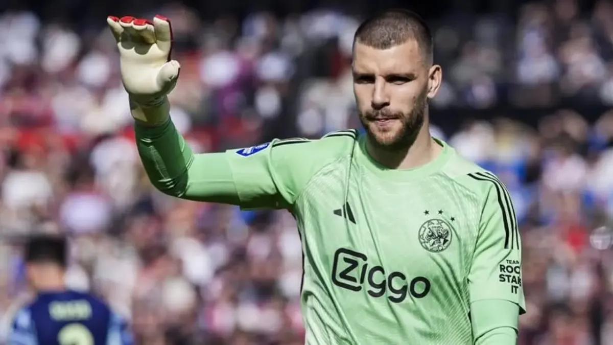Ajax Ditahan Imbang Heerenveen, Netizen Bela Maarten Paes