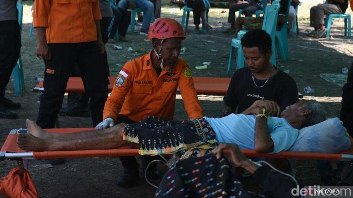Basarnas Evakuasi Tiga Korban Gempa Magnitudo 7,7 di Manggarai Timur