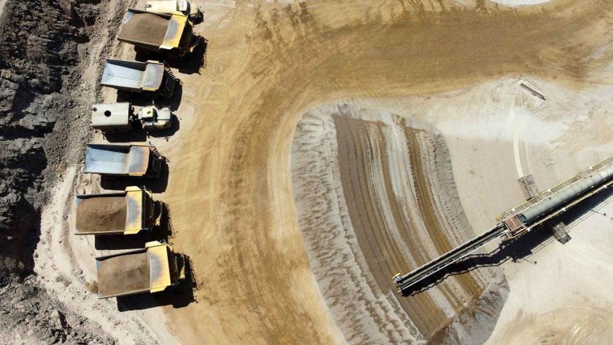 Presiden Trump Umumkan Investasi Rp53 Triliun di Sektor Pertambangan Mineral AS