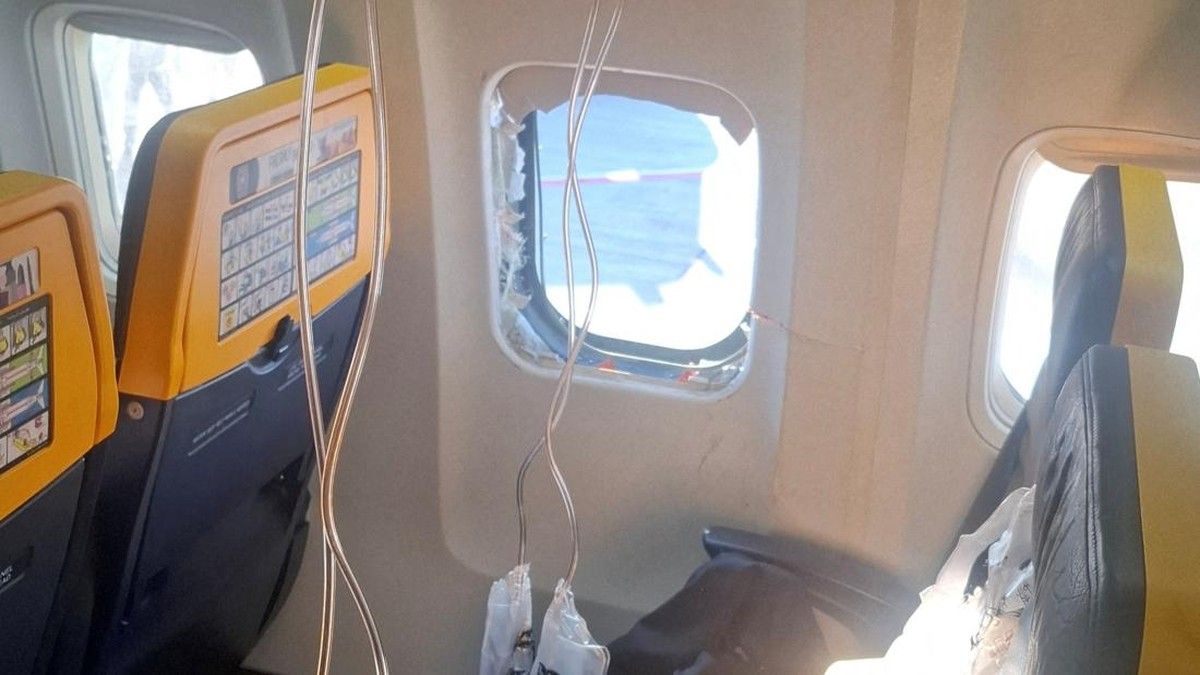 Penumpang Ryanair Nyaris Tersedot Keluar Pesawat Setelah Jendela Pecah