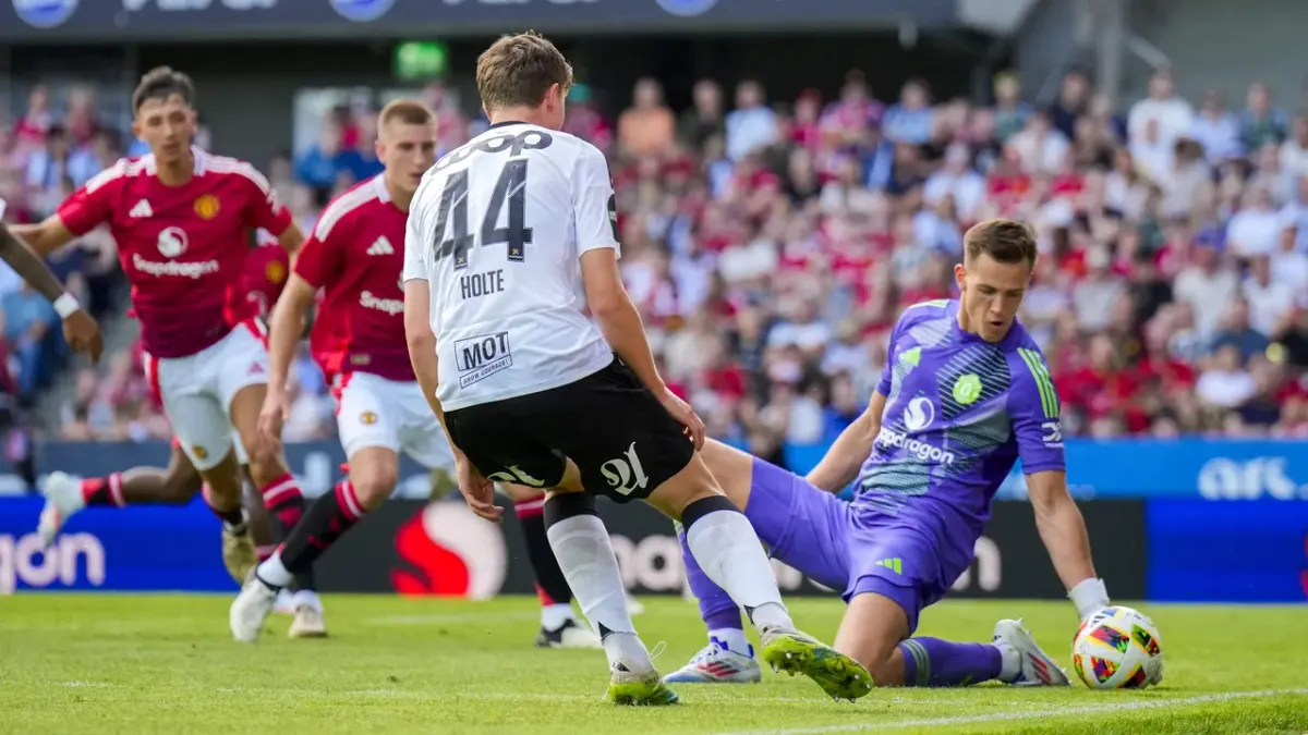 Manchester United Siap Lepas Radek Vitek ke Middlesbrough Musim Panas 2026