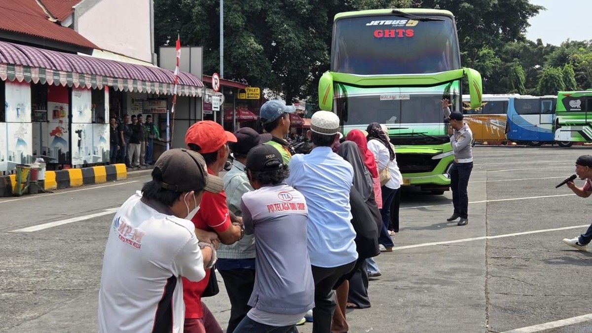 Lomba Tarik Bus Digelar di Terminal Kalideres Jelang HUT RI Ke-81