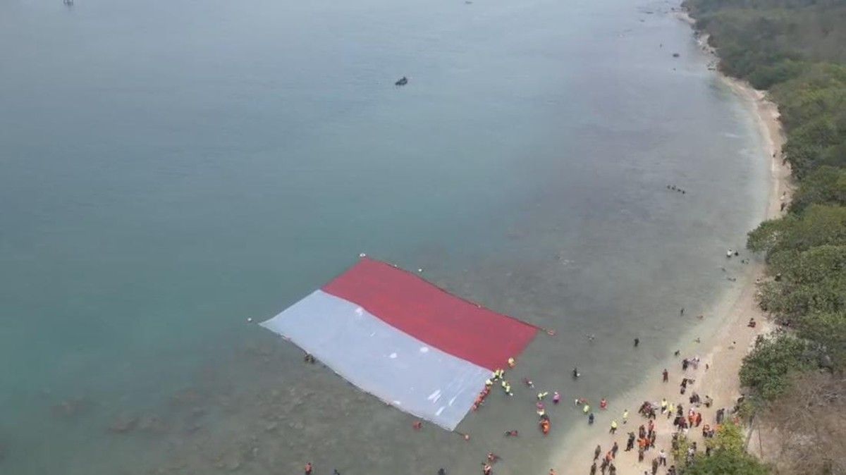 Lanal Banten Bentangkan Bendera Raksasa di Pulau Merak Besar Peringati HUT RI