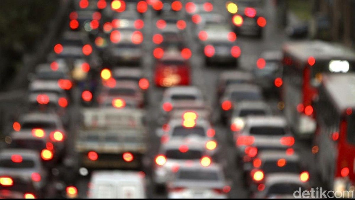 Kemacetan Terjadi di Beberapa Titik Tol Dalam Kota Akibat Volume Kendaraan Tinggi