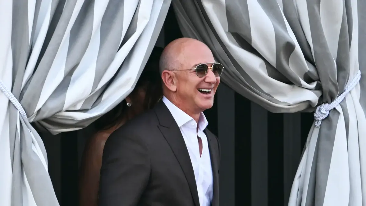Jeff Bezos Masuk Konsorsium Beli 30 Persen Saham Liverpool