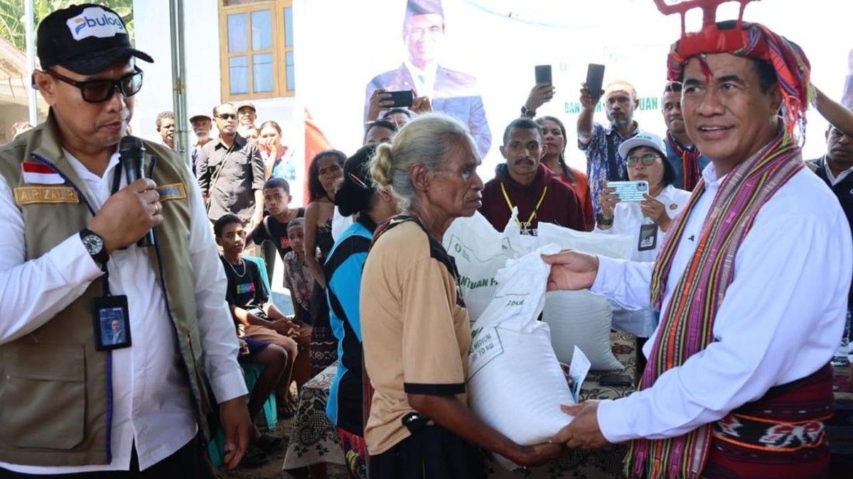 Kepala Bapanas dan Dirut BULOG Serahkan Bantuan Pangan di Alor