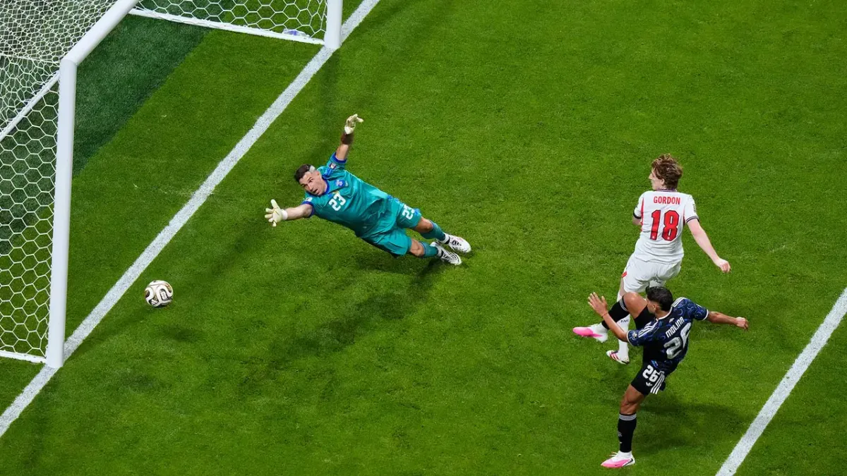 Juventus Ajukan Tawaran Resmi untuk Emiliano Martinez di Bursa Transfer Musim Panas 2026
