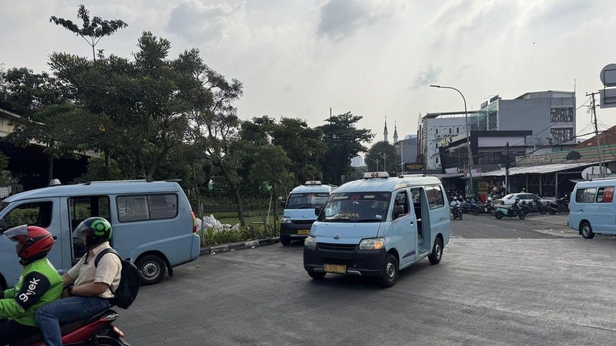 Sopir Mikrolet M44 Kembali Operasikan Angkot Usai Demo di Balai Kota