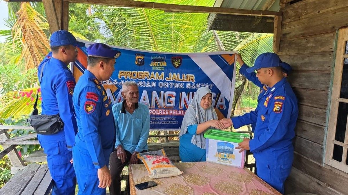Polda Riau Bawa Bantuan Sosial ke Pulau Mendol Ujung Pelalawan